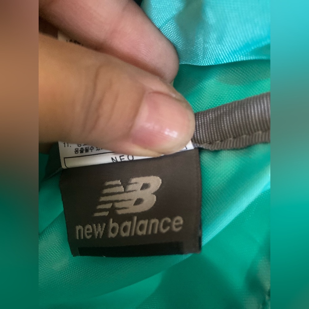 New balance two way bag in as new condition - Picture 3 of 6